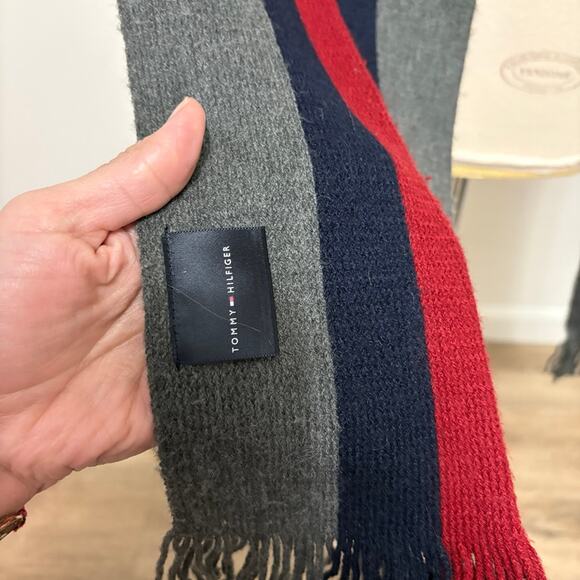 Tommy Hilfiger Men's Gray Blue & Red Classic Scarf 67X8 One Size - Picture 2 of 3